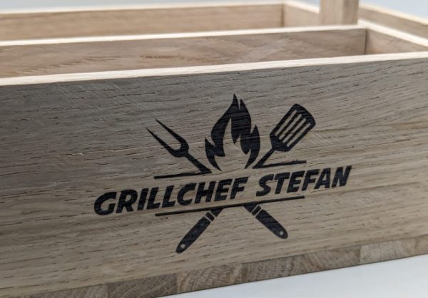 BBQ - Grillbox / Grillbutler - Besteckaufbewahrung - incl. Männerwerkzeug - Rustikal aus massiv Eiche (Klötzchen) – Personalisiert - HandMade – Bild 2